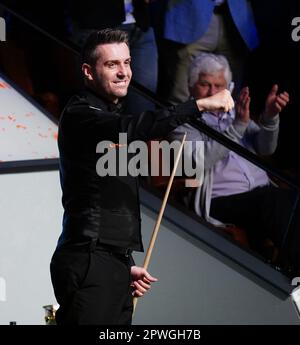 Mark Selby reagiert, nachdem er im Finale am sechzehnten Tag der Cazoo Snooker-Weltmeisterschaft im Crucible Theatre, Sheffield, 147 gegen Luca Brecel (nicht abgebildet) gewonnen hat. Foto: Sonntag, 30. April 2023. Stockfoto