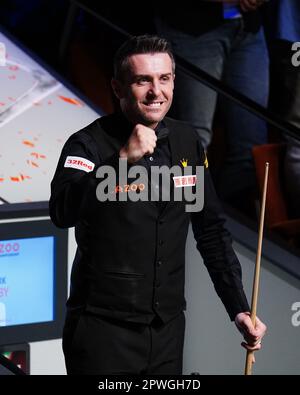 Mark Selby reagiert, nachdem er im Finale am sechzehnten Tag der Cazoo Snooker-Weltmeisterschaft im Crucible Theatre, Sheffield, 147 gegen Luca Brecel (nicht abgebildet) gewonnen hat. Foto: Sonntag, 30. April 2023. Stockfoto