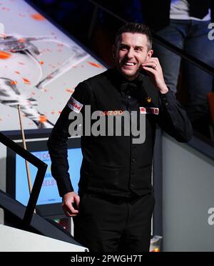 Mark Selby reagiert, nachdem er im Finale am sechzehnten Tag der Cazoo Snooker-Weltmeisterschaft im Crucible Theatre, Sheffield, 147 gegen Luca Brecel (nicht abgebildet) gewonnen hat. Foto: Sonntag, 30. April 2023. Stockfoto