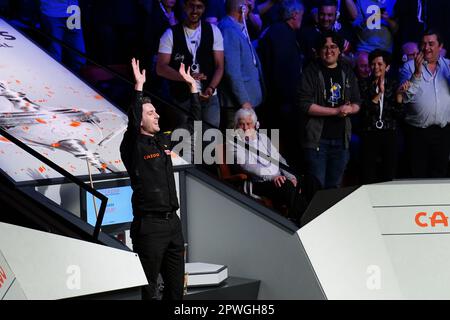 Mark Selby reagiert, nachdem er im Finale am sechzehnten Tag der Cazoo Snooker-Weltmeisterschaft im Crucible Theatre, Sheffield, 147 gegen Luca Brecel (nicht abgebildet) gewonnen hat. Foto: Sonntag, 30. April 2023. Stockfoto