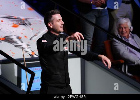 Mark Selby reagiert, nachdem er im Finale am sechzehnten Tag der Cazoo Snooker-Weltmeisterschaft im Crucible Theatre, Sheffield, 147 gegen Luca Brecel (nicht abgebildet) gewonnen hat. Foto: Sonntag, 30. April 2023. Stockfoto