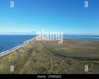 Luftaufnahme der dänischen Küste mit einer Drohne. Oktober 2022, Dänemark. Stockfoto