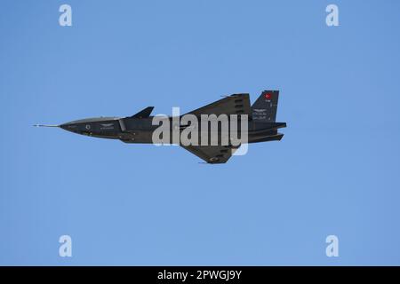 Baykar Bayraktar KIZILELMA türkischer unbemannter Kampfflugzeug während des Fluges auf dem Teknofest 2023 Istanbul Turkiye 29.04.20223 Stockfoto