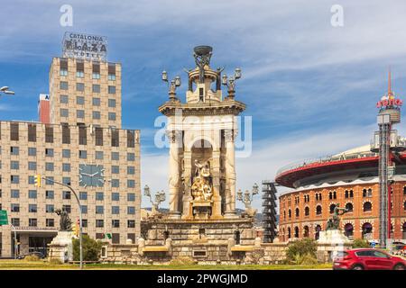 Barcelona, Spanien - 11. FEBRUAR 2023: Las Arenas de Barcelona ist ein kommerzieller Einkaufskomplex am Placa d'Espanya. Ehemalige Stierkampfarena, Aufklärung Stockfoto