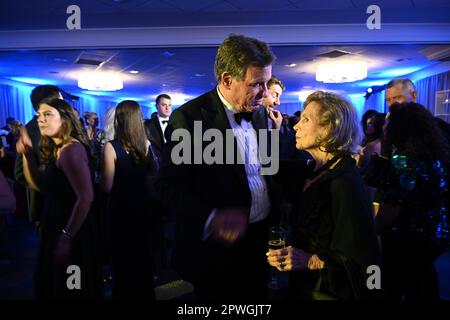 Washington, DC, USA. 29. April 2023. 4/29/23 The Washington Hilton Washington DC. Während des 2023 White House CorrespondentÃs Association Dinner begrüßt Senator John Warner von Virginia die ehemalige Kongressabgeordnete Connie Morella (Kreditbild: © Christy Bowe/ZUMA Press Wire) NUR REDAKTIONELLE VERWENDUNG! Nicht für den kommerziellen GEBRAUCH! Stockfoto