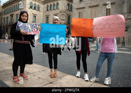 Barcelona, Spanien. 30. April 2023. Afghanische Frauen halten während der Kundgebung gegen die internationale Anerkennung der Taliban Plakate. Mitglieder der afghanischen Gemeinschaft versammelten sich in Barcelona vor dem Rathaus, um gegen das Treffen der Vereinten Nationen am 1. Und 2. Mai in Doha zu protestieren, bei dem erwartet wird, dass die de facto Regierung der Thais international anerkannt wird. Kredit: SOPA Images Limited/Alamy Live News Stockfoto