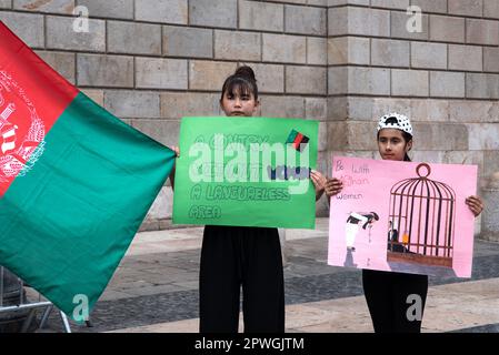 Barcelona, Spanien. 30. April 2023. Demonstranten halten während der Kundgebung gegen die internationale Anerkennung der Taliban Plakate. Mitglieder der afghanischen Gemeinschaft versammelten sich in Barcelona vor dem Rathaus, um gegen das Treffen der Vereinten Nationen am 1. Und 2. Mai in Doha zu protestieren, bei dem erwartet wird, dass die de facto Regierung der Thais international anerkannt wird. Kredit: SOPA Images Limited/Alamy Live News Stockfoto