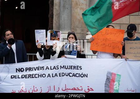 Barcelona, Spanien. 30. April 2023. Demonstranten halten während der Kundgebung gegen die internationale Anerkennung der Taliban ein Banner und Plakate. Mitglieder der afghanischen Gemeinschaft versammelten sich in Barcelona vor dem Rathaus, um gegen das Treffen der Vereinten Nationen am 1. Und 2. Mai in Doha zu protestieren, bei dem erwartet wird, dass die de facto Regierung der Thais international anerkannt wird. Kredit: SOPA Images Limited/Alamy Live News Stockfoto