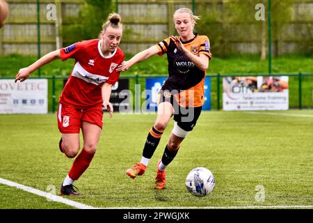 Teesside, Großbritannien. 30. April 2023. Brooke Newton von Middlesbrough spielte den FC Middlesbrough Women in der FA Women's National League Division One North gegen den FC Hull City Ladies. Die Besucher gewannen 0-4 im Map Group UK Stadium in Stockton-on-Tees in ihrem letzten Spiel der Saison. Die Ergebnisse anderswo sorgten dafür, dass Middlesbrough eine Abwanderung verhinderte. Kredit: Teesside Snapper/Alamy Live News Stockfoto