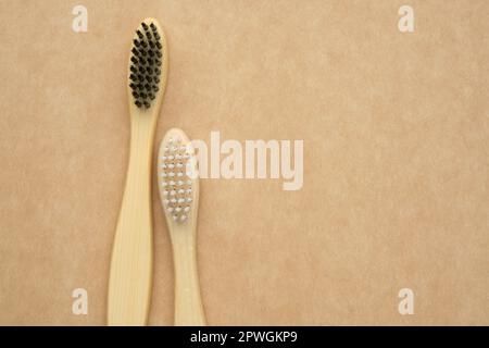 Ein Paar umweltfreundliche Bambuszahnbürsten aus Holz. Zusammenleben. Liebeskonzept. Ein Konzept von ein paar verliebten Zahnbürsten. Stockfoto