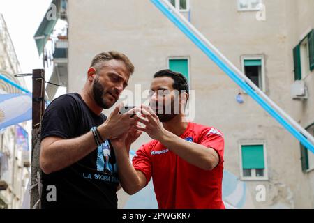 Neapel, Italien. 2023. April 30., Neapel, Italien - zwei Unterstützer senden ihre Bilder am Telefon. Guthaben: Marco Ciccolella/Alamy Live News Stockfoto