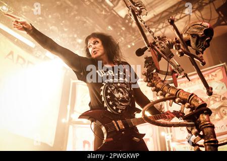 Oslo, Norwegen. 26., 2023. April. Die amerikanische Glam Metal Band W.A.S.P. führt ein Live-Konzert im Rockefeller in Oslo auf. Hier werden Sänger, Musiker und Songwriter Blackie Lawless live auf der Bühne gesehen. (Foto: Gonzales Photo - Terje Dokken). Stockfoto