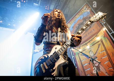 Oslo, Norwegen. 26., 2023. April. Die amerikanische Glam Metal Band W.A.S.P. führt ein Live-Konzert im Rockefeller in Oslo auf. Hier wird der Gitarrist Doug Blair live auf der Bühne gesehen. (Foto: Gonzales Photo - Terje Dokken). Stockfoto