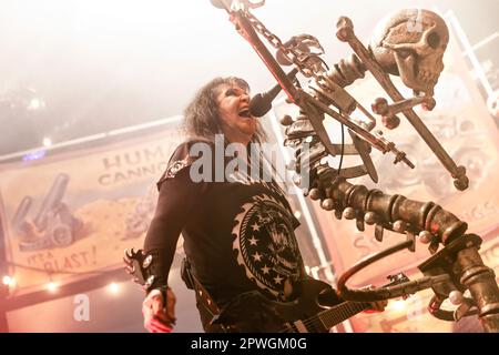 Oslo, Norwegen. 26., 2023. April. Die amerikanische Glam Metal Band W.A.S.P. führt ein Live-Konzert im Rockefeller in Oslo auf. Hier werden Sänger, Musiker und Songwriter Blackie Lawless live auf der Bühne gesehen. (Foto: Gonzales Photo - Terje Dokken). Stockfoto