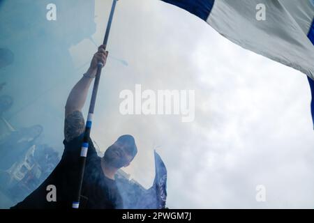 Neapel, Italien. 2023. April 30., Neapel, Italien - Unterstützer mit einer Flagge auf weißem Hintergrund Kredit: Marco Ciccolella/Alamy Live News Stockfoto