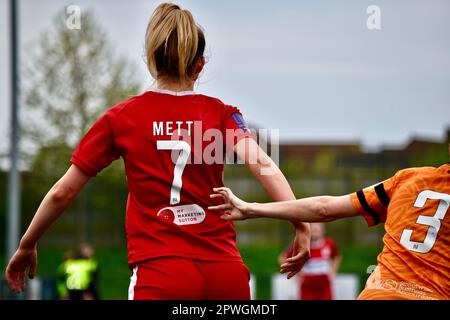 Teesside, Großbritannien. 30. April 2023. Jess Mett von Middlesbrough spielte den FC Middlesbrough Women in der FA Women's National League Division One North gegen den FC Hull City Ladies. Die Besucher gewannen 0-4 im Map Group UK Stadium in Stockton-on-Tees in ihrem letzten Spiel der Saison. Die Ergebnisse anderswo sorgten dafür, dass Middlesbrough eine Abwanderung verhinderte. Kredit: Teesside Snapper/Alamy Live News Stockfoto