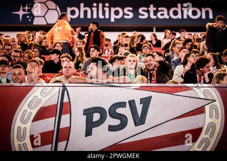 EINDHOVEN – Fans im Philips Stadion vor der PSV-Zeremonie. Der Fußballverein aus Eindhoven hat den KNVB Cup dank des Sieges über Ajax wieder in den Händen. Das Team von Trainer Ruud van Nistelrooij hat Ajax im Finale in De Kuip in der Elfmetropole besiegt. ANP ROB ENGELAAR niederlande raus - belgien raus Stockfoto
