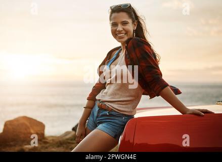 Der Sommer kann nicht besser werden als das hier. Eine glückliche junge Frau, die einen Roadtrip im Sommer genießt. Stockfoto