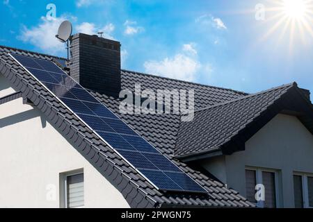 Auf dem Dach eines modernen Hauses installierte Solarpaneele Stockfoto