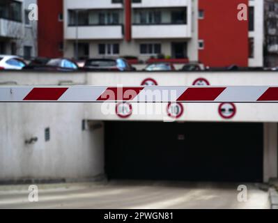 Automatische Barriere zur privaten Tiefgarage, die einen Wohnblock in Bukarest bedient Stockfoto