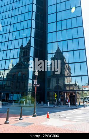 Die Trinity Church of Boston spiegelt sich in einem nahegelegenen Wolkenkratzer wider, der durch die Form des Wolkenkratzers geteilt ist Stockfoto