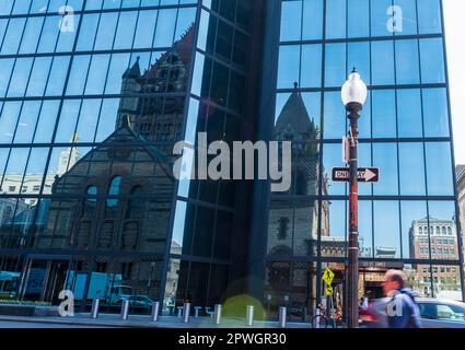 Die Trinity Church of Boston spiegelt sich in einem nahegelegenen Wolkenkratzer wider, der durch die Form des Wolkenkratzers geteilt ist Stockfoto