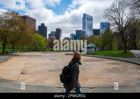 Besucherspaziergänge im Boston Common Park am Frog Pond Stockfoto