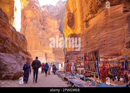 27. Januar 2023 Petra, Jordanien. Einheimische, Souvenirs, orientalische Schals, Schmuck und Keramik. Stockfoto