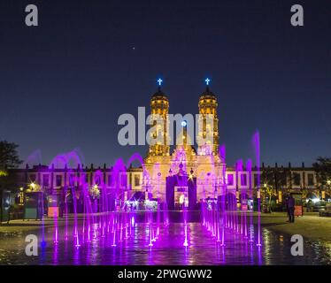 Basilika Nuestra Senora de Zapopan, Guadalajara, Mexiko, beleuchtet bei Nacht. Stockfoto