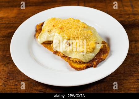 Grüner Plantain Patacon mit gehacktem Huhn und Käse - kolumbianisches Street Food Stockfoto