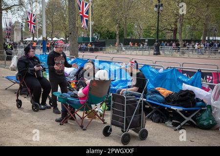 London, Großbritannien. 30. April 2023. Königliche Superfaner haben ein Lager in der Mall eingerichtet, von wo aus sie die Prozession zur Krönung von König Karl III. Und Königin Camilla am 6. Mai 2023 beobachten werden. Kredit: Kiki Streitberger/Alamy Live News Stockfoto