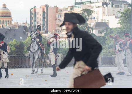 Madrid, Spanien. 30. April 2023. Charakteristische Enthusiasten nehmen an einer historischen Nachstellung des Aufstands der Bürger Madrids vom 2. Mai 1808 gegen die französischen Truppen Napoleons vor dem Königspalast von Madrid Teil. Kredit: Marcos del Mazo/Alamy Live News Stockfoto