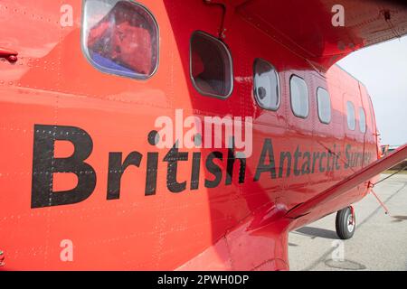 A British Antarctic Survey De Havilland Canada DHC-6 Twin Otter, VP-FBB, am Stanley Airport auf den Falklandinseln. Stockfoto