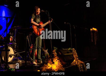 Belfast, Nordirland. 30. April 2023 Lauran White spielte die Black Box im Rahmen des Kunstfestivals des Cathedral Quarter in Belfast. Lauren White ist eine 21-jährige Sängerin und Songwriterin aus Belfast. Ihre Texte sind introspektiv und journalähnlich: Ein Soundtrack, um erwachsen zu werden, und nehmen Sie mit jedem Hören auf eine emotionale Reise. Ihr kraftvoller Lyrizismus im akustischen Pop/Folk-Hintergrund ihrer Musik ermöglicht es Ihnen, Ihre eigenen Emotionen durch die Linse ihrer Erlebnisse in Belfast und später Liverpool zu entdecken.#CQAF23 Credit: Bonzo/Alamy Live News Stockfoto