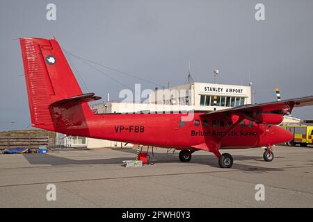 A British Antarctic Survey De Havilland Canada DHC-6 Twin Otter, VP-FBB, am Stanley Airport auf den Falklandinseln. Stockfoto