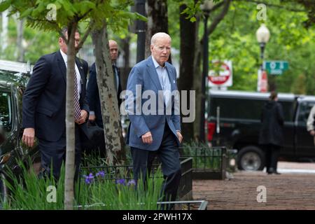 Washington, Usa. 30. April 2023. US-Präsident Joe Biden trifft am 30. April 2023 zur Messe in der katholischen Kirche der Heiligen Dreifaltigkeit in Washington ein. Kredit: Chris Kleponis/Pool über CNP Kredit: Abaca Press/Alamy Live News Stockfoto