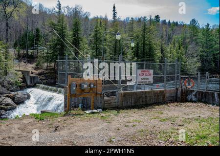 Ein Blick auf den Staudamm im Christine Falls Hydroelectric Project am Sacandaga River in der Stadt Wells, NY, in den Adirondack Mountains, NY, USA Stockfoto