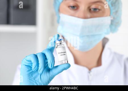 Krankenschwester mit Glasfläschchen Affen-Pocken-Impfstoff im Krankenhaus, Fokus auf Hand Stockfoto