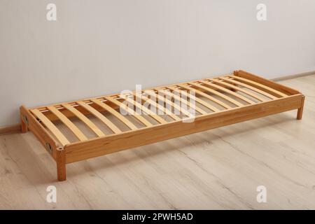 Bettgestell aus Holz auf dem Boden des Zimmers Stockfoto