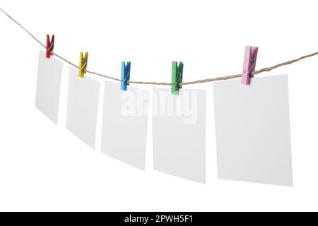 Kleidung mit leeren Notizbüchern auf Schnur vor weißem Hintergrund. Platz für Text Stockfoto