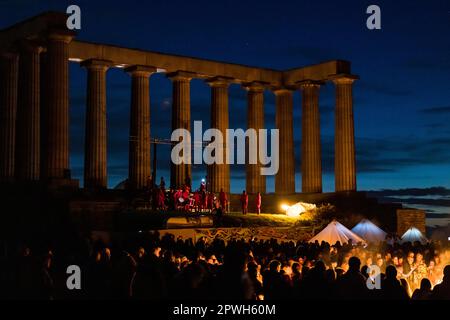 Edinburgh, Schottland, Großbritannien, 30. April 2023, das National Monument während des Beltane Festivals. Kredit: Raymond Davies / Alamy Live News Stockfoto