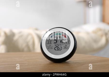 Celsius Thermometer auf Holztisch. Fieber, Grippe, Krankheit