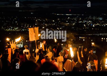 Edinburgh, Schottland, Großbritannien, 30. April 2023, die Prozession der Mai-Königin mit Edinburgh und der vierten im Hintergrund. Kredit: Raymond Davies / Alamy Live News Stockfoto