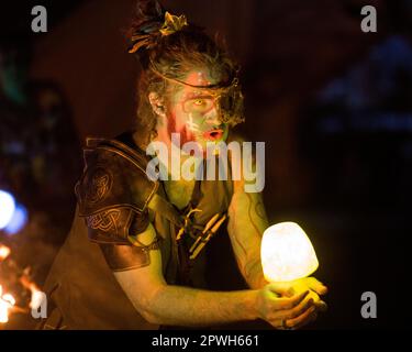 Edinburgh, Schottland, Großbritannien, 30. April 2023, Goblin Performers sammeln Pilze. Kredit: Raymond Davies / Alamy Live News Stockfoto