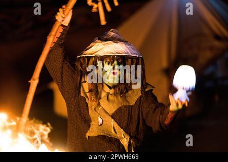 Edinburgh, Schottland, Großbritannien, 30. April 2023, Goblin Performers sammeln Pilze. Kredit: Raymond Davies / Alamy Live News Stockfoto