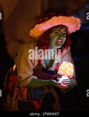 Edinburgh, Schottland, Großbritannien, 30. April 2023, Goblin Performers sammeln Pilze. Kredit: Raymond Davies / Alamy Live News Stockfoto