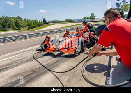 Birmingham, AL, USA. 30. April 2023. BENJAMIN PEDERSEN (R) (55) aus Kopenhagen, Dänemark, bringt sein Auto während des „Childrens of Alabama“ Indy Grand Prix im Barber Motorsports Park in Birmingham AL. Zur Inspektion. (Kreditbild: © Walter G. Arce Sr./ZUMA Press Wire) NUR REDAKTIONELLE VERWENDUNG! Nicht für den kommerziellen GEBRAUCH! Kredit: ZUMA Press, Inc./Alamy Live News Stockfoto