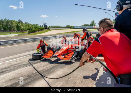 Birmingham, AL, USA. 30. April 2023. BENJAMIN PEDERSEN (R) (55) aus Kopenhagen, Dänemark, bringt sein Auto während des „Childrens of Alabama“ Indy Grand Prix im Barber Motorsports Park in Birmingham AL. Zur Inspektion. (Kreditbild: © Walter G. Arce Sr./ZUMA Press Wire) NUR REDAKTIONELLE VERWENDUNG! Nicht für den kommerziellen GEBRAUCH! Kredit: ZUMA Press, Inc./Alamy Live News Stockfoto