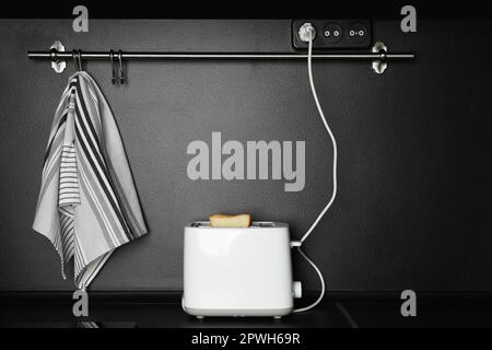 Moderner Toaster auf schwarzer Arbeitsfläche in der Küche Stockfoto