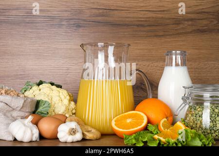 Nahrung mit hohem Kalziumgehalt. Verschiedene Produkte auf Holztisch Stockfoto